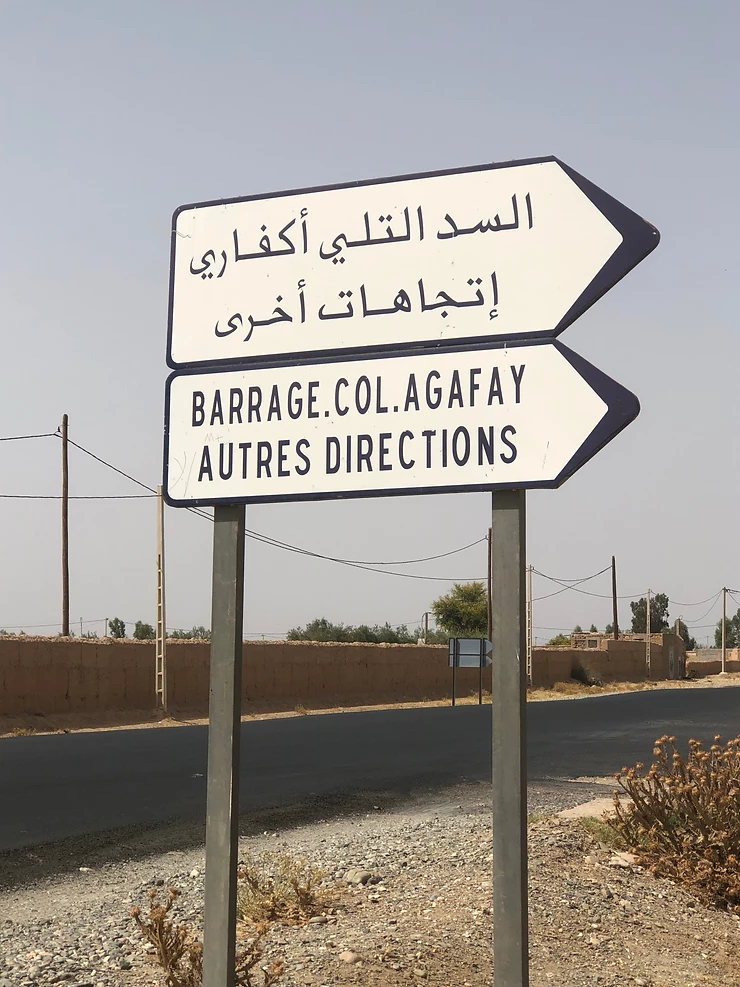 Flèche de direction vers Agafay près de Marrakech 